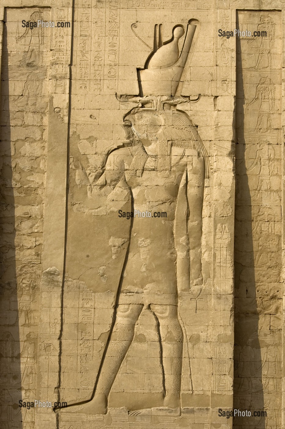DIEU HORUS LE GRAND, TEMPLE D'EDFOU, CE TEMPLE EST LE MIEUX CONSERVE DE TOUTE L’EGYPTE ANTIQUE, TEMPLE DEDIE AU DIEU FAUCON HORUS, LE TEMPLE FUT DEGAGE SOUS LA DIRECTION D’AUGUSTE MARIETTE A PARTIR DE 1859, EDFOU, EGYPTE, AFRIQUE 