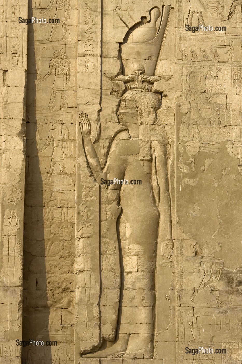 DEESSE HATHOR, TEMPLE D'EDFOU, CE TEMPLE EST LE MIEUX CONSERVE DE TOUTE L’EGYPTE ANTIQUE, TEMPLE DEDIE AU DIEU FAUCON HORUS, LE TEMPLE FUT DEGAGE SOUS LA DIRECTION D’AUGUSTE MARIETTE A PARTIR DE 1859, EDFOU, EGYPTE, AFRIQUE 
