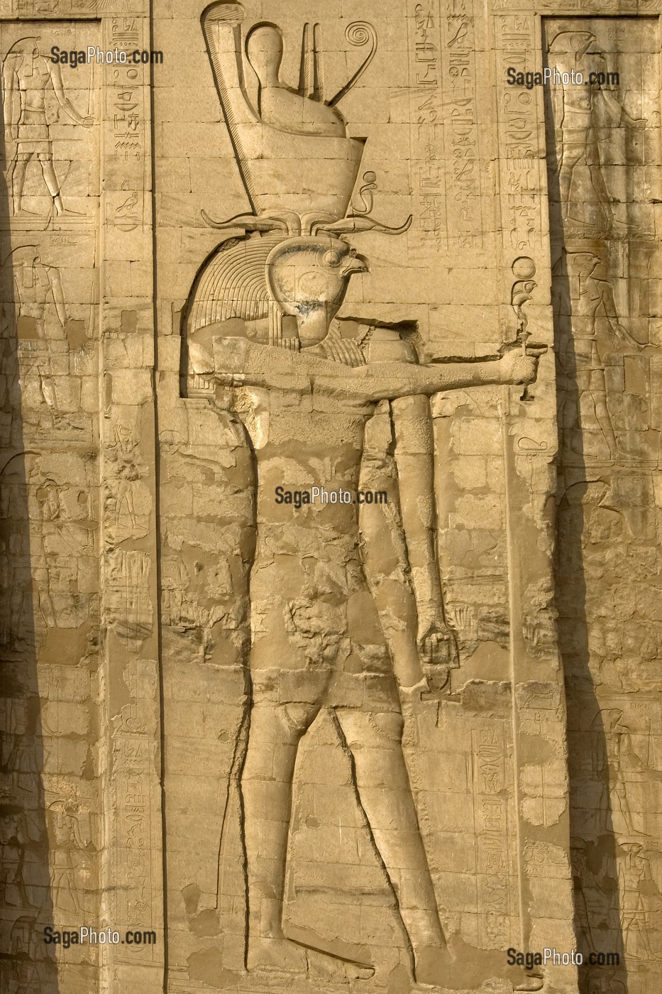 DIEU HORUS LE GRAND, TEMPLE D'EDFOU, CE TEMPLE EST LE MIEUX CONSERVE DE TOUTE L’EGYPTE ANTIQUE, TEMPLE DEDIE AU DIEU FAUCON HORUS, LE TEMPLE FUT DEGAGE SOUS LA DIRECTION D’AUGUSTE MARIETTE A PARTIR DE 1859, EDFOU, EGYPTE, AFRIQUE 