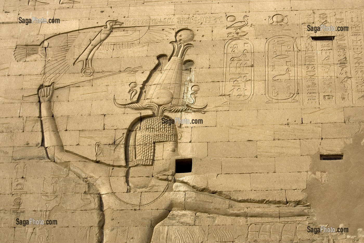 PHARAON PTOLEMEE XII, TEMPLE D'EDFOU, CE TEMPLE EST LE MIEUX CONSERVE DE TOUTE L’EGYPTE ANTIQUE, TEMPLE DEDIE AU DIEU FAUCON HORUS, LE TEMPLE FUT DEGAGE SOUS LA DIRECTION D’AUGUSTE MARIETTE A PARTIR DE 1859, EDFOU, EGYPTE, AFRIQUE 