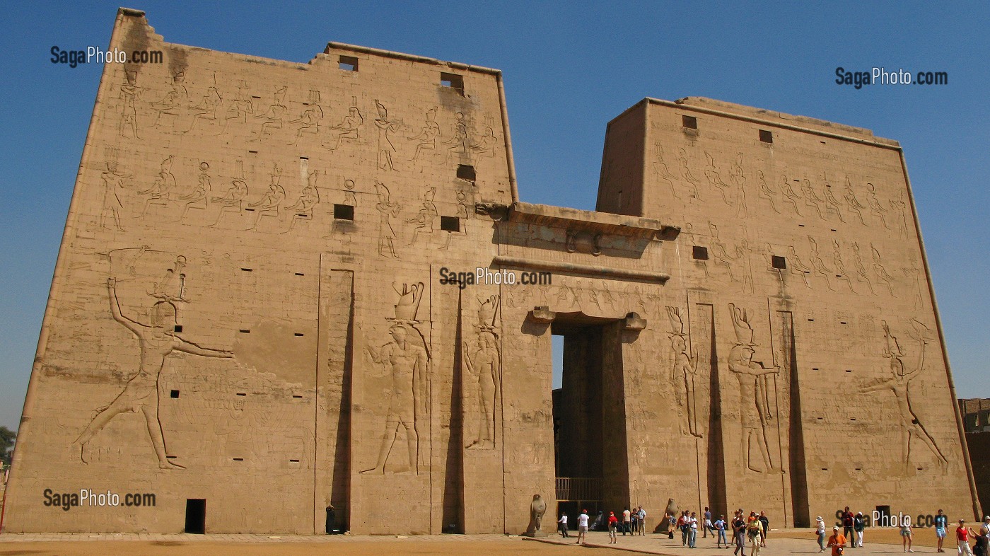 TEMPLE PTOLEMAIQUE DECOUVERT PAR AUGUSTE MARIETTE (FRANCAIS) EN 1860. DEDIE AU CULTE DU DIEU FAUCON HORUS, EDFOU, HAUTE EGYPTE, EGYPTE, AFRIQUE 