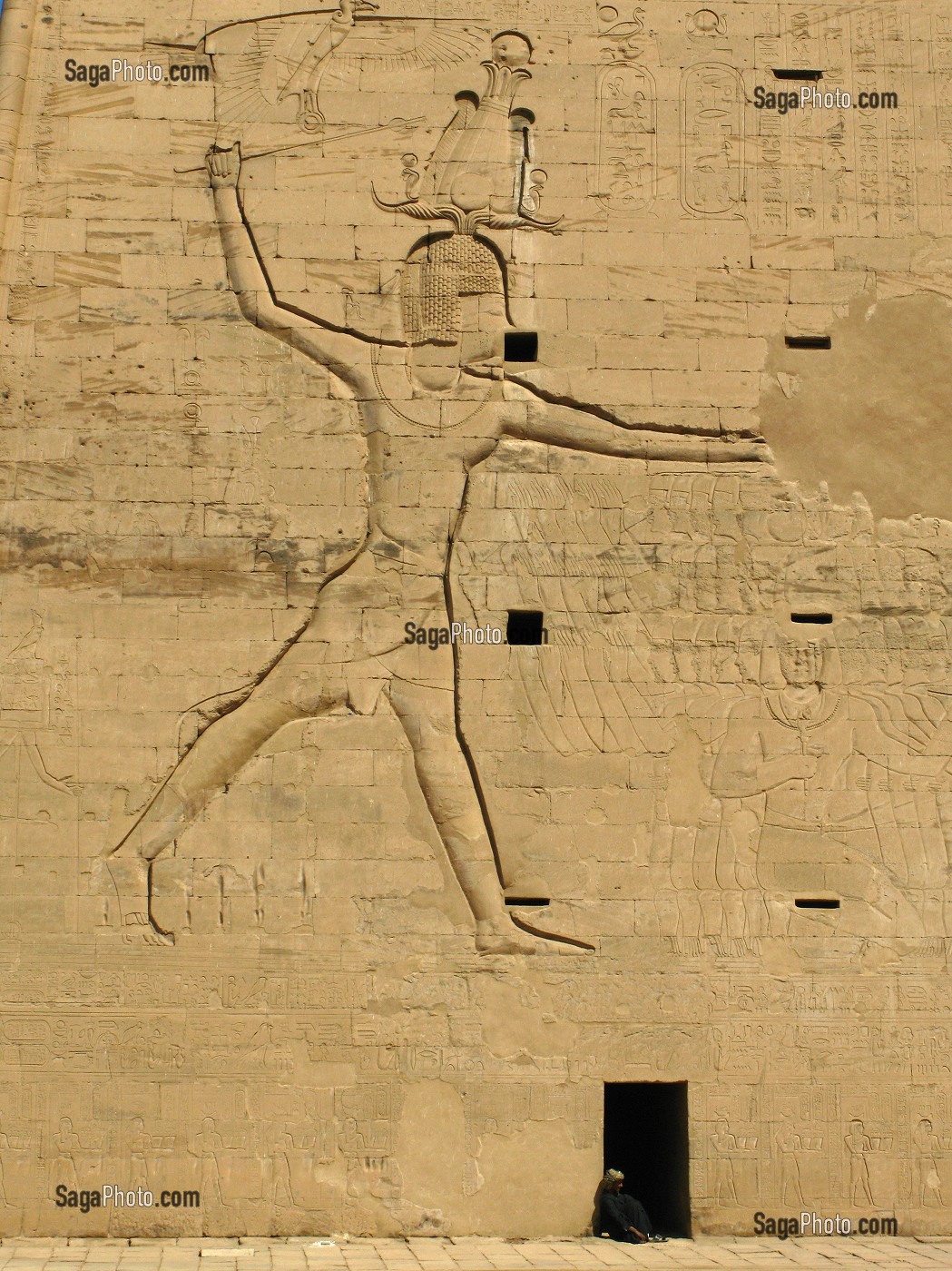 TEMPLE PTOLEMAIQUE DECOUVERT PAR AUGUSTE MARIETTE (FRANCAIS) EN 1860. DEDIE AU CULTE DU DIEU FAUCON HORUS, EDFOU, HAUTE EGYPTE, EGYPTE, AFRIQUE 