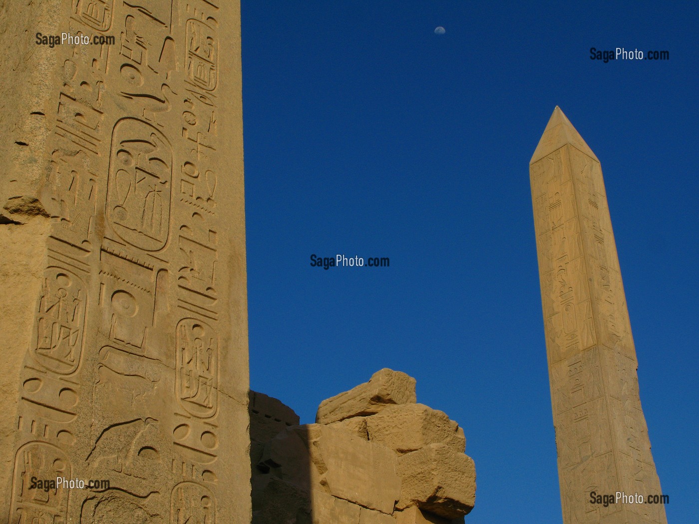 TEMPLE DE KARNAK, DEDIE AU CULTE DU DIEU AMON, DIEU CREATEUR DE THEBES, LES DEUX OBELISQUES LE PETIT (23 METRES) DE TOUTHMOSIS 1 ET LE GRAND DE LA REINE HATCHEPSOUT, ENVIRONS DE LOUXOR, HAUTE EGYPTE, EGYPTE, AFRIQUE 