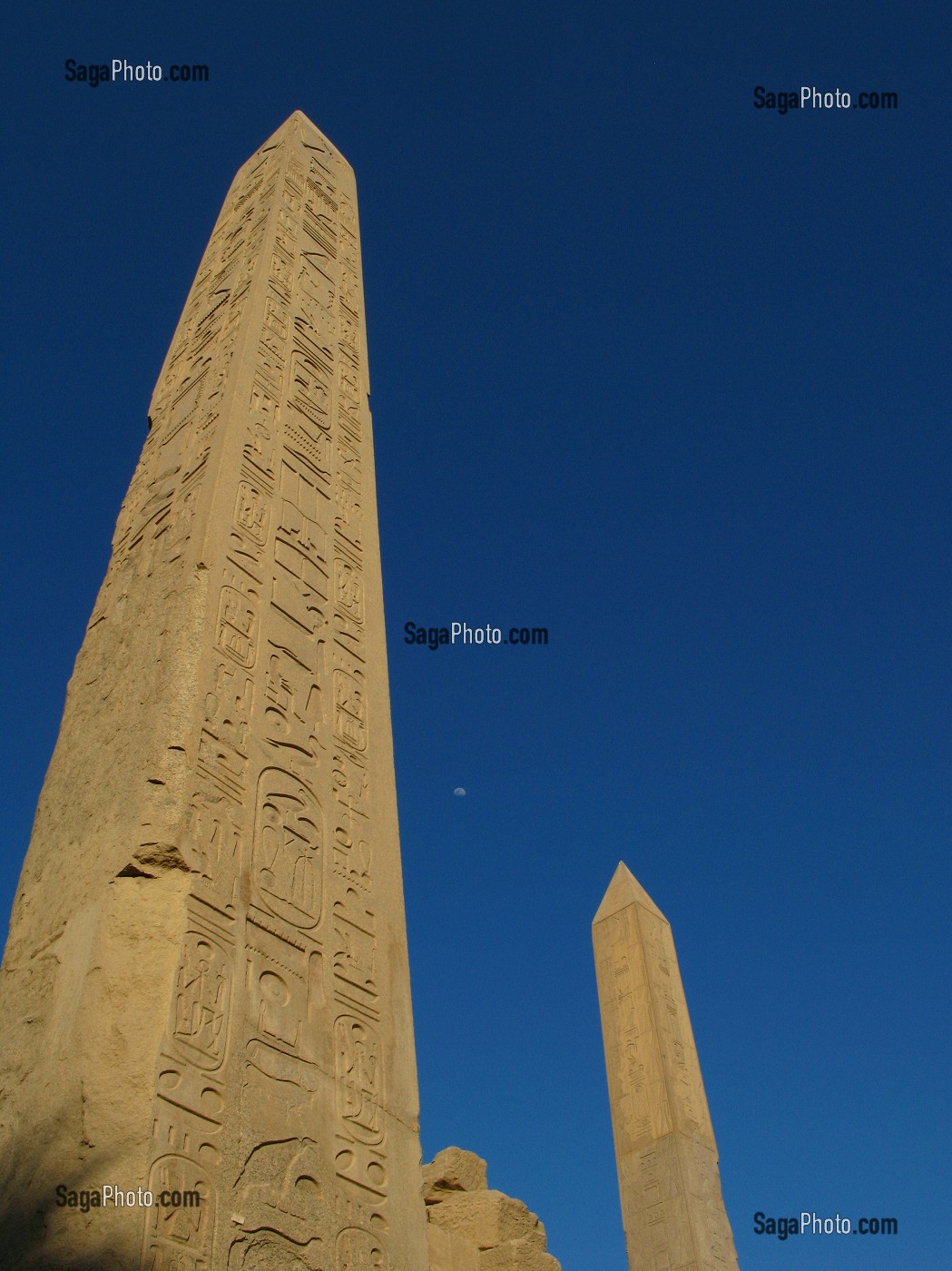 TEMPLE DE KARNAK, DEDIE AU CULTE DU DIEU AMON, DIEU CREATEUR DE THEBES, LES DEUX OBELISQUES LE PETIT (23 METRES) DE TOUTHMOSIS 1 ET LE GRAND DE LA REINE HATCHEPSOUT, ENVIRONS DE LOUXOR, HAUTE EGYPTE, EGYPTE, AFRIQUE 