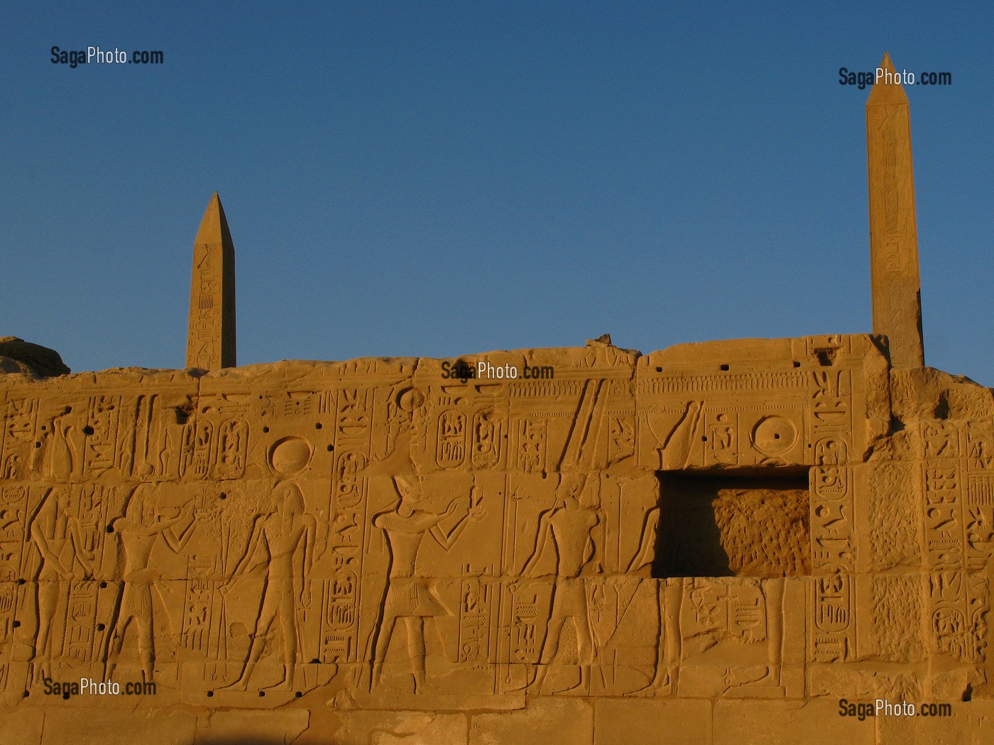 TEMPLE DE KARNAK, DEDIE AU CULTE DU DIEU AMON, DIEU CREATEUR DE THEBES, LES DEUX OBELISQUES LE PETIT (23 METRES) DE TOUTHMOSIS 1 ET LE GRAND DE LA REINE HATCHEPSOUT, ENVIRONS DE LOUXOR, HAUTE EGYPTE, EGYPTE, AFRIQUE 