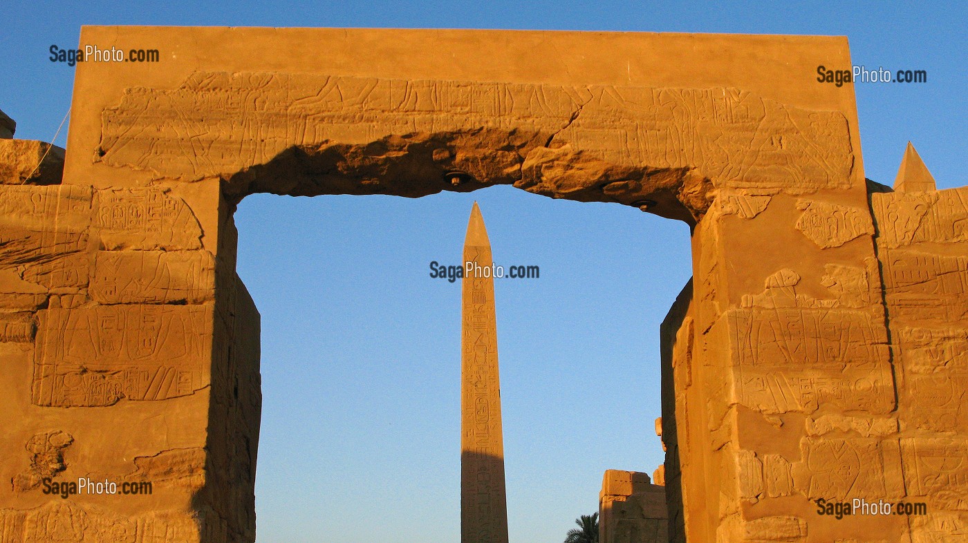 TEMPLE DE KARNAK, DEDIE AU CULTE DU DIEU AMON, DIEU CREATEUR DE THEBES, LES DEUX OBELISQUES LE PETIT (23 METRES) DE TOUTHMOSIS 1 ET LE GRAND DE LA REINE HATCHEPSOUT, ENVIRONS DE LOUXOR, HAUTE EGYPTE, EGYPTE, AFRIQUE 