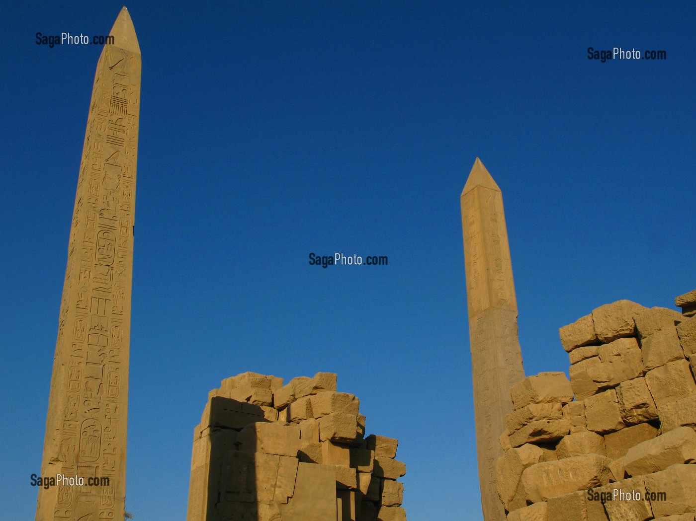 TEMPLE DE KARNAK, DEDIE AU CULTE DU DIEU AMON, DIEU CREATEUR DE THEBES, LES DEUX OBELISQUES LE PETIT (23 METRES) DE TOUTHMOSIS 1 ET LE GRAND DE LA REINE HATCHEPSOUT, ENVIRONS DE LOUXOR, HAUTE EGYPTE, EGYPTE, AFRIQUE 