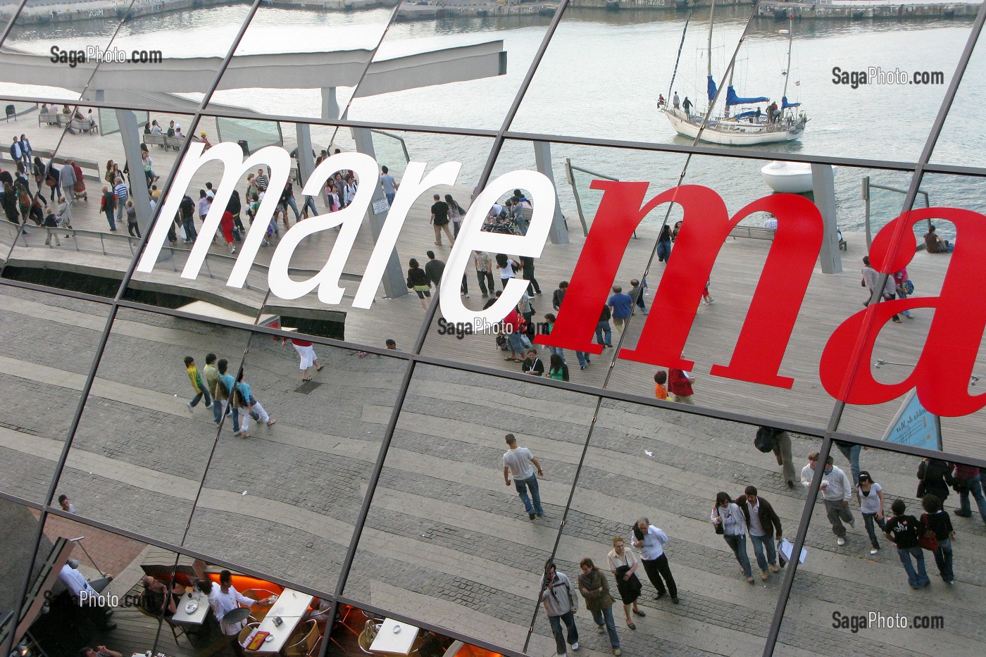CENTRE COMMERCIAL 'MAREMAGNUM' AU COEUR DU NOUVEAU QUARTIER 'LA REMBLA DEL MAR' PROLONGEMENT DE LAS REMBLAS AU PIED DE LA MARINA SUR LE PORT DE BARCELONA 