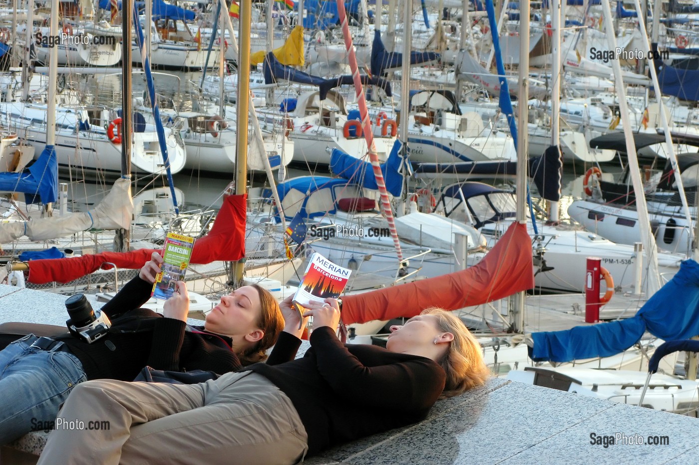 JEUNE FEMMES ALLONGEES AU BORD DE LA MARINA DANS LE NOUVEAU QUARTIER 'LA REMBLA DEL MAR' PROLONGEMENT DE LAS REMBLAS AU PIED DE LA MARINA SUR LE PORT DE BARCELONA 
