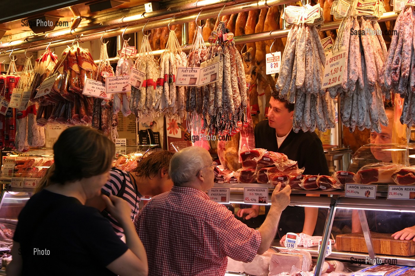 ETAL DE SAUCISSONS, JAMBON FUME ET AUTRES CHARCUTERIES AU MARCHE 'LA BOQUERIA', TEMPLE CULINAIRE DEVENU UN DES PLUS GRAND MARCHE D'EUROPE, QUARTIER 'EL RAVAL', BARCELONA 