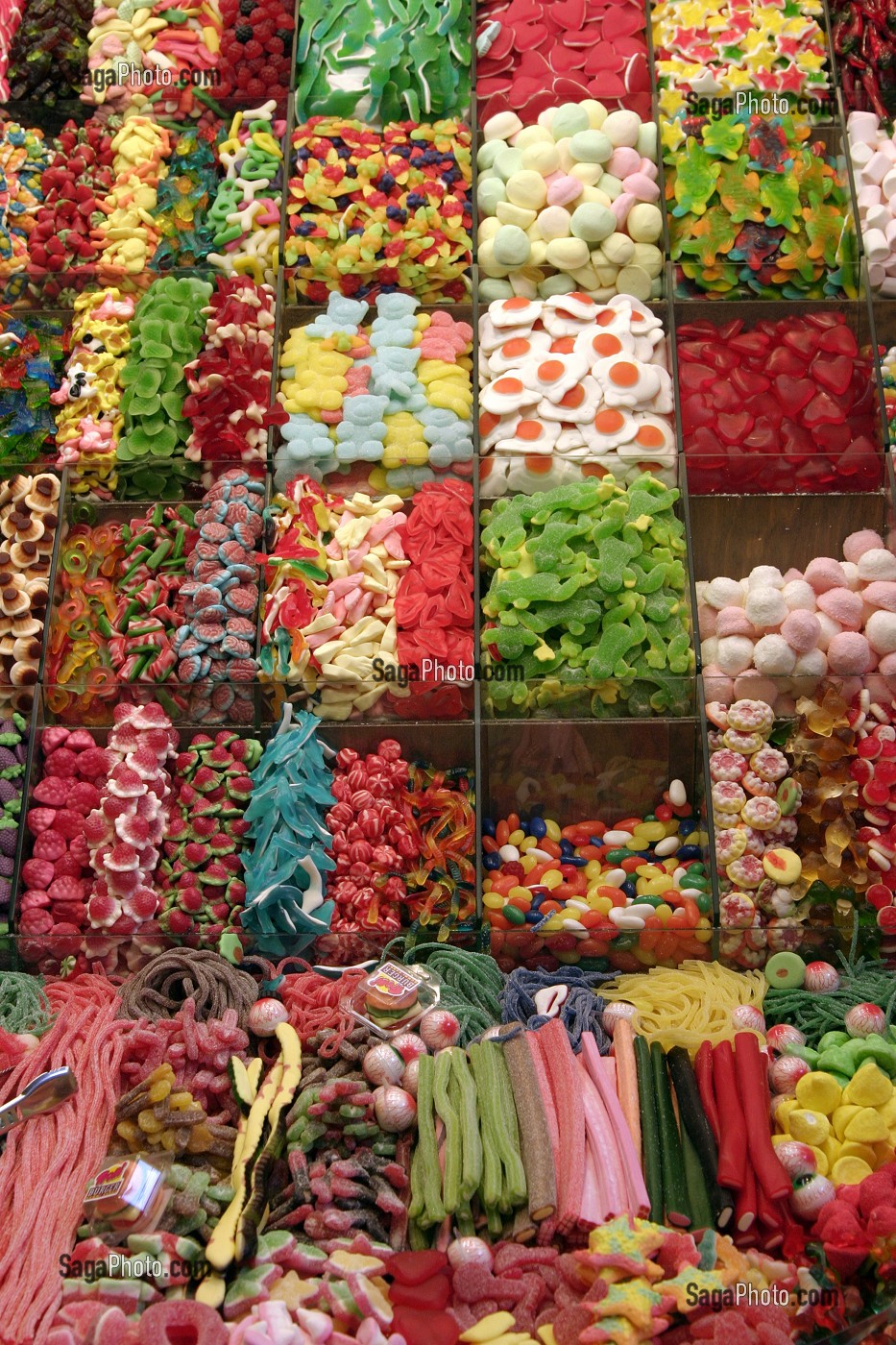 ETAL DE CONFISERIES AU MARCHE 'LA BOQUERIA', TEMPLE CULINAIRE DEVENU UN DES PLUS GRAND MARCHE D'EUROPE, QUARTIER 'EL RAVAL', BARCELONA 