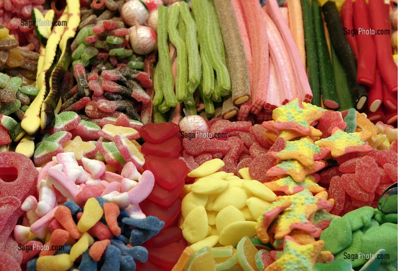 ETAL DE CONFISERIES AU MARCHE 'LA BOQUERIA', TEMPLE CULINAIRE DEVENU UN DES PLUS GRAND MARCHE D'EUROPE, QUARTIER 'EL RAVAL', BARCELONA 