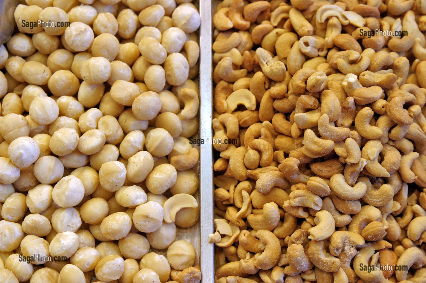 ETAL DE FRUITS SECHES (NOIX DE CAJOU) AU MARCHE 'LA BOQUERIA', TEMPLE CULINAIRE DEVENU UN DES PLUS GRAND MARCHE D'EUROPE, QUARTIER 'EL RAVAL', BARCELONA 
