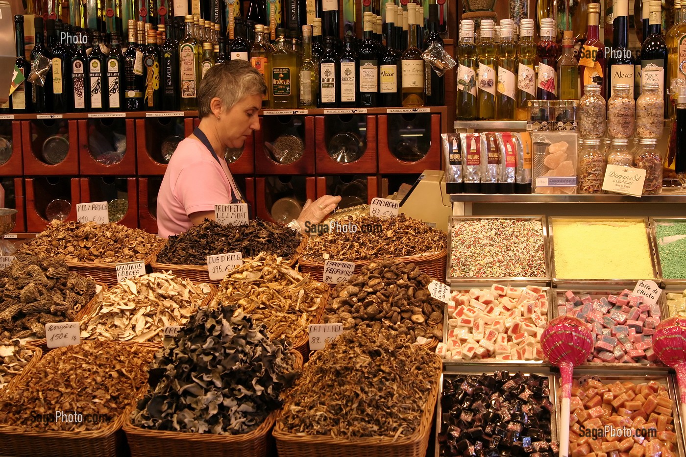 ETAL DE CHAMPIGNONS SECHES ET EPICERIE FINES AU MARCHE 'LA BOQUERIA', TEMPLE CULINAIRE DEVENU UN DES PLUS GRAND MARCHE D'EUROPE, QUARTIER 'EL RAVAL', BARCELONA 