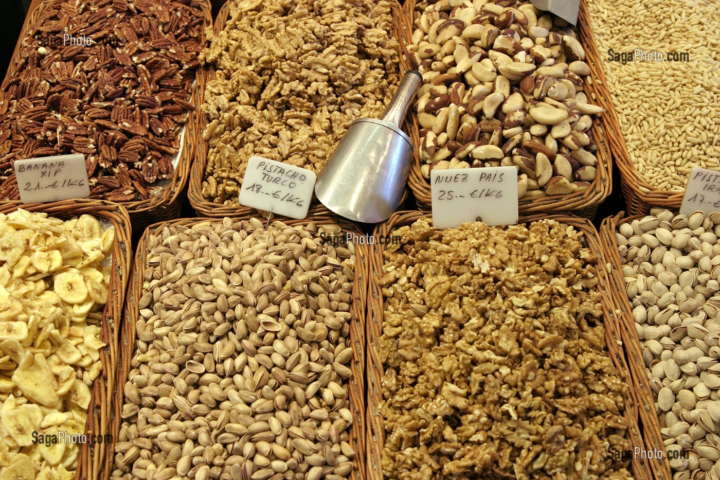 ETAL DE FRUITS SECHES AU MARCHE 'LA BOQUERIA', TEMPLE CULINAIRE DEVENU UN DES PLUS GRAND MARCHE D'EUROPE, QUARTIER 'EL RAVAL', BARCELONA 