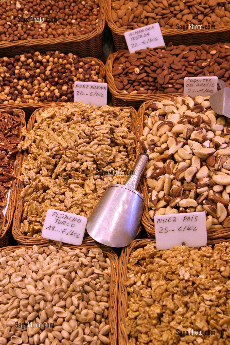 ETAL DE FRUITS SECHES AU MARCHE 'LA BOQUERIA', TEMPLE CULINAIRE DEVENU UN DES PLUS GRAND MARCHE D'EUROPE, QUARTIER 'EL RAVAL', BARCELONA 