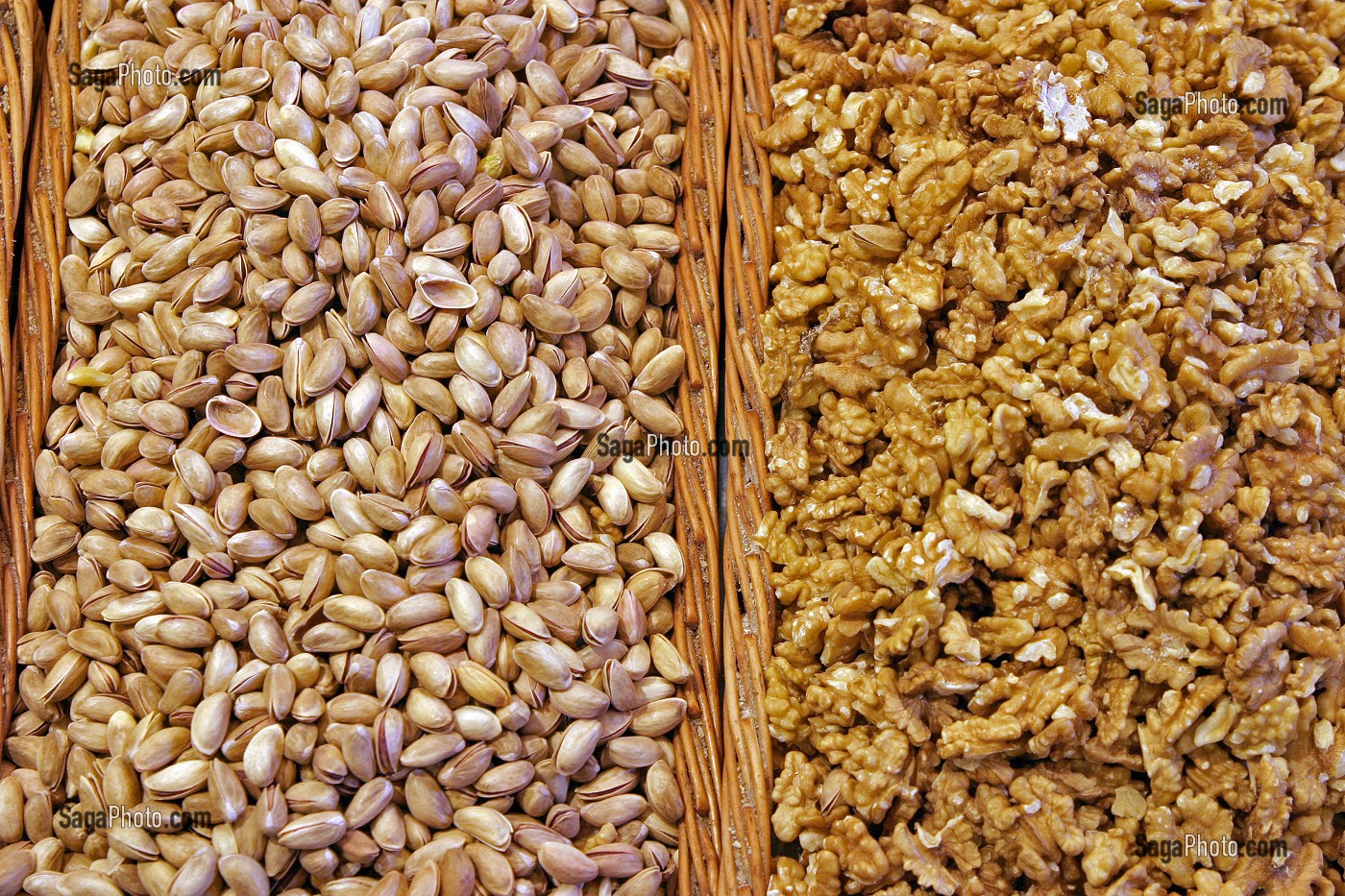 ETAL DE FRUITS SECHES (PISTACHES ET NOIX) AU MARCHE 'LA BOQUERIA', TEMPLE CULINAIRE DEVENU UN DES PLUS GRAND MARCHE D'EUROPE, QUARTIER 'EL RAVAL', BARCELONA 