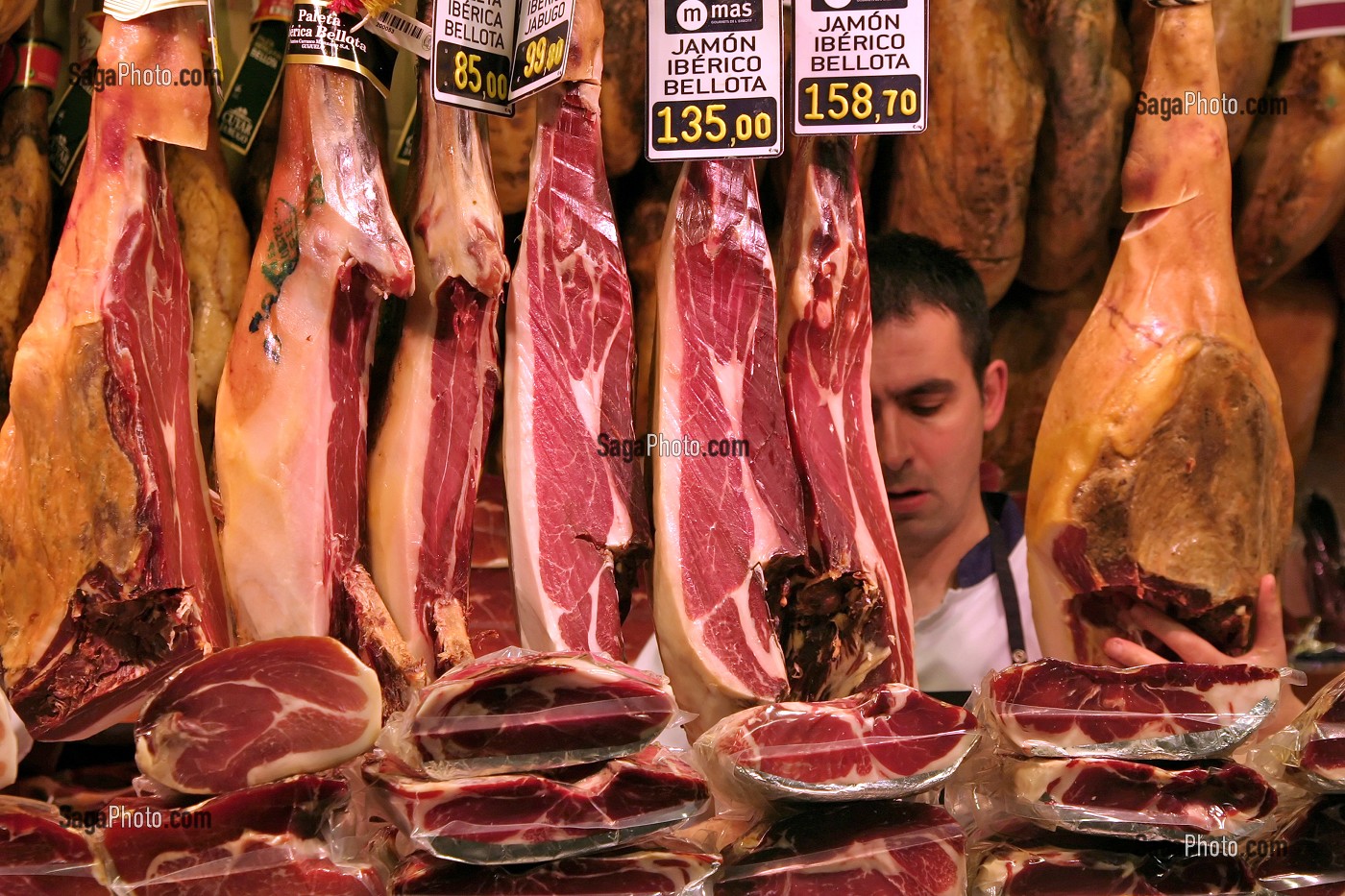ETAL DE JAMBONS FUMES ET AUTRES CHARCUTERIES AU MARCHE 'LA BOQUERIA', TEMPLE CULINAIRE DEVENU UN DES PLUS GRAND MARCHE D'EUROPE, QUARTIER 'EL RAVAL', BARCELONA 