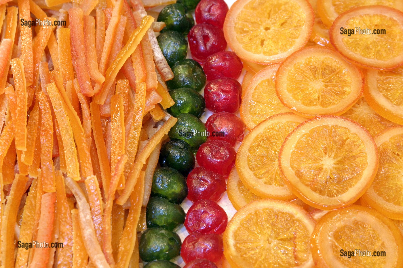 ETAL DE FRUITS CONFIS AU MARCHE 'LA BOQUERIA', TEMPLE CULINAIRE DEVENU UN DES PLUS GRAND MARCHE D'EUROPE, QUARTIER 'EL RAVAL', BARCELONA 