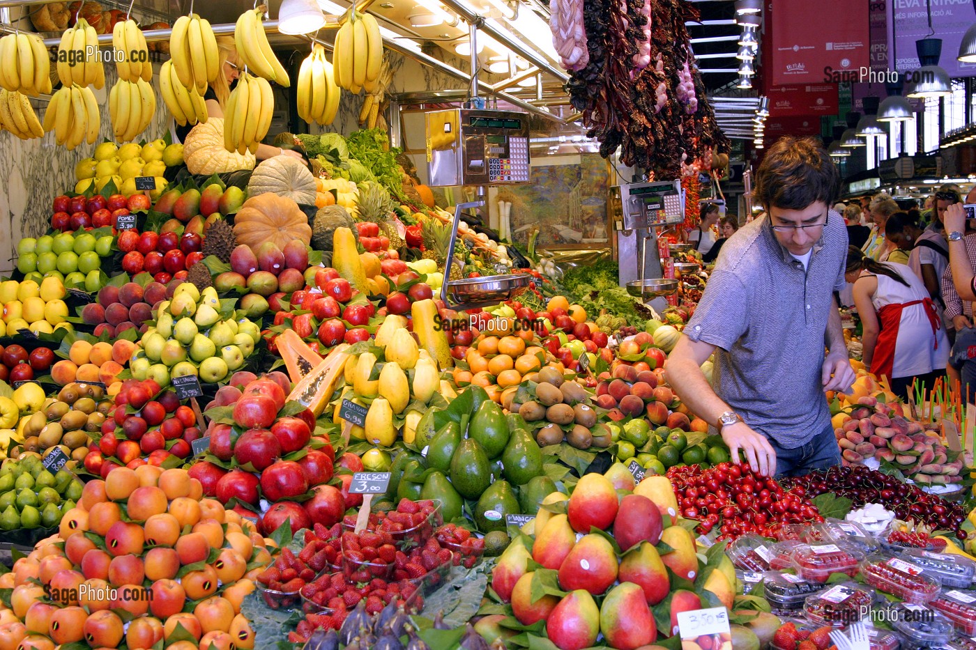 ETAL DE FRUITS ET LEGUMES AU MARCHE 'LA BOQUERIA', TEMPLE CULINAIRE DEVENU UN DES PLUS GRAND MARCHE D'EUROPE, QUARTIER 'EL RAVAL', BARCELONA 