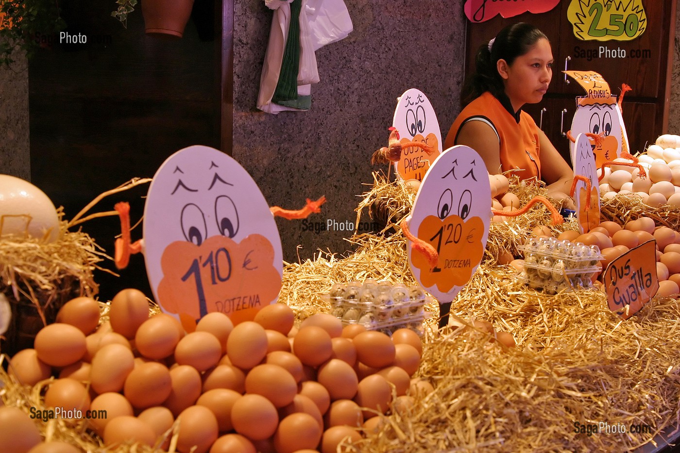 ETAL D'OEUFS AU MARCHE 'LA BOQUERIA', TEMPLE CULINAIRE DEVENU UN DES PLUS GRAND MARCHE D'EUROPE, QUARTIER 'EL RAVAL', BARCELONA 