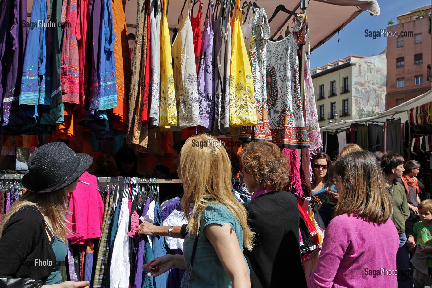 VENTE DE T-SHIRT ET DEBARDEURS BRANCHES, MARCHE AUX PUCES, LE RASTRO, QUARTIER LA LATINA, MADRID, ESPAGNE 