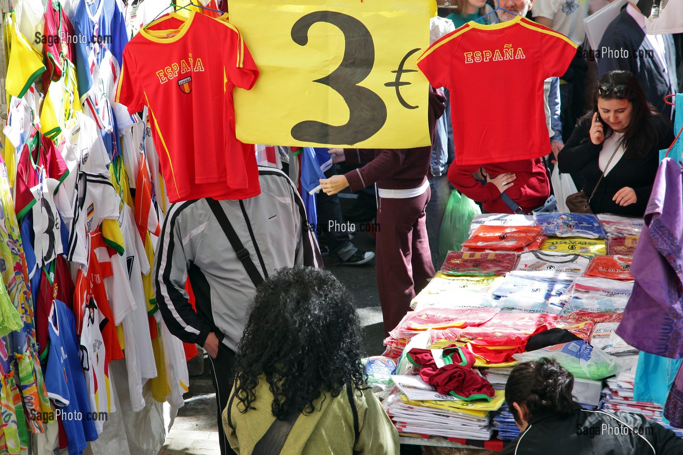 STAND DE T-SHIRT AUX COULEURS ESPAGNOLES, MARCHE AUX PUCES, LE RASTRO, QUARTIER LA LATINA, MADRID, ESPAGNE 