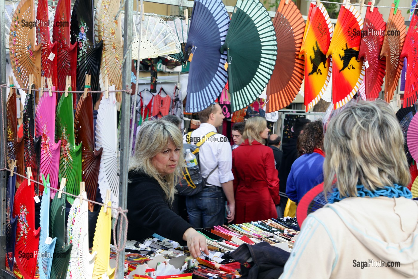 STAND DE VENTE D'EVENTAIL AUX COULEURS ESPAGNOLS, MARCHE AUX PUCES, LE RASTRO, QUARTIER LA LATINA, MADRID, ESPAGNE 