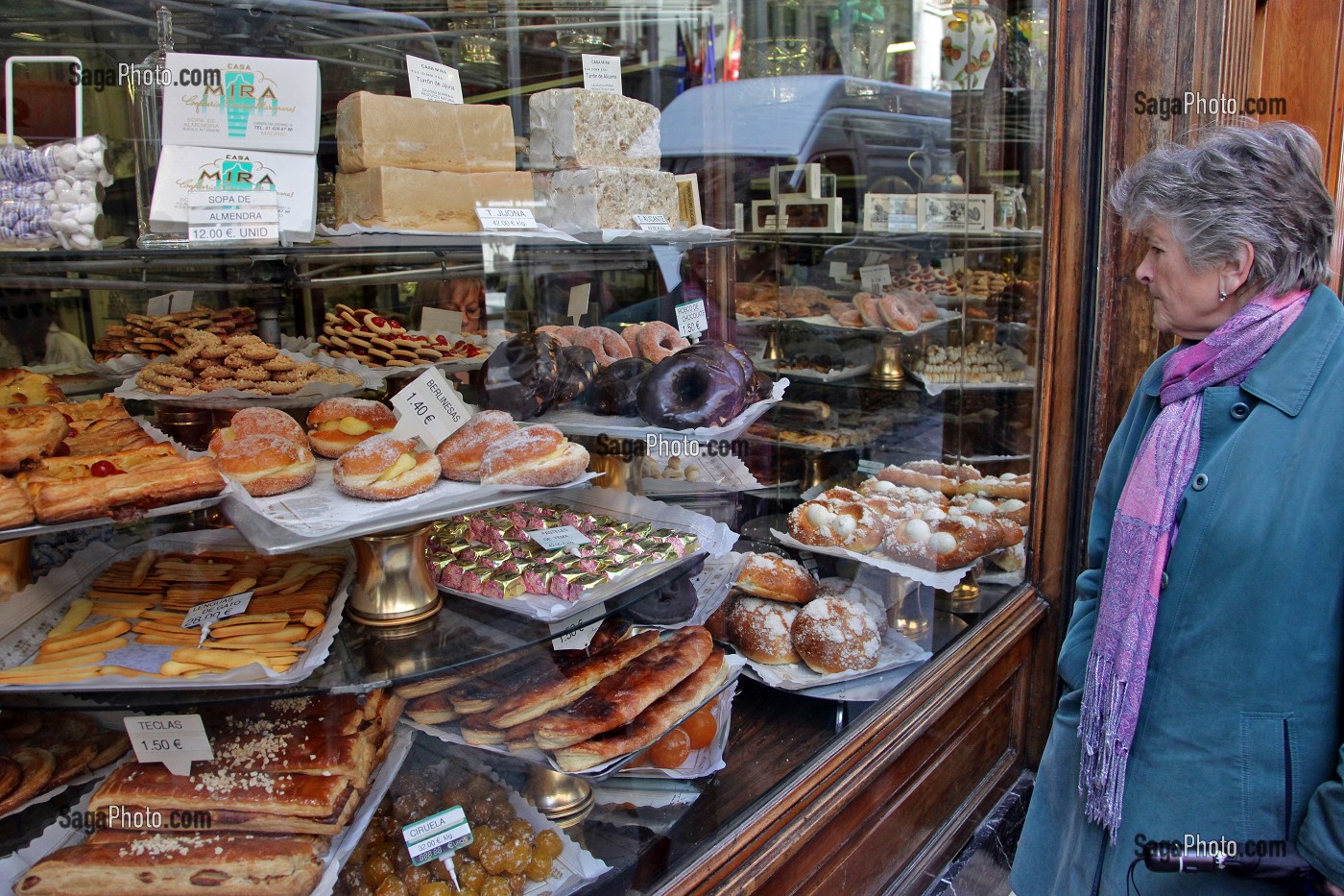 PERSONNE DEVANT LES GATEAUX D'UNE PATISSERIE, MADRID, ESPAGNE 