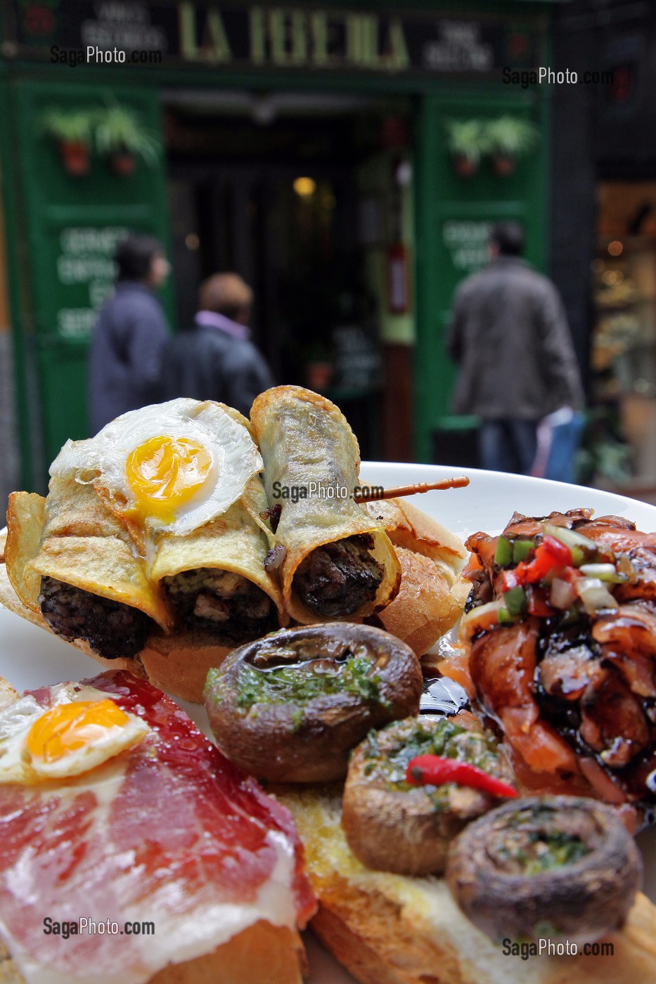 ASSIETTE DE TAPAS (OEUFS, JAMBON, BOUDIN, SAUMON...), MADRID, ESPAGNE 