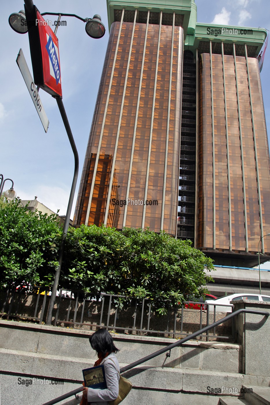 ENTRE DU METRO DEVANT LES TOURS OU TORRES DE COLON, SIEGE DE LA BARCLAY, PLAZA DE COLON, MADRID, ESPAGNE 