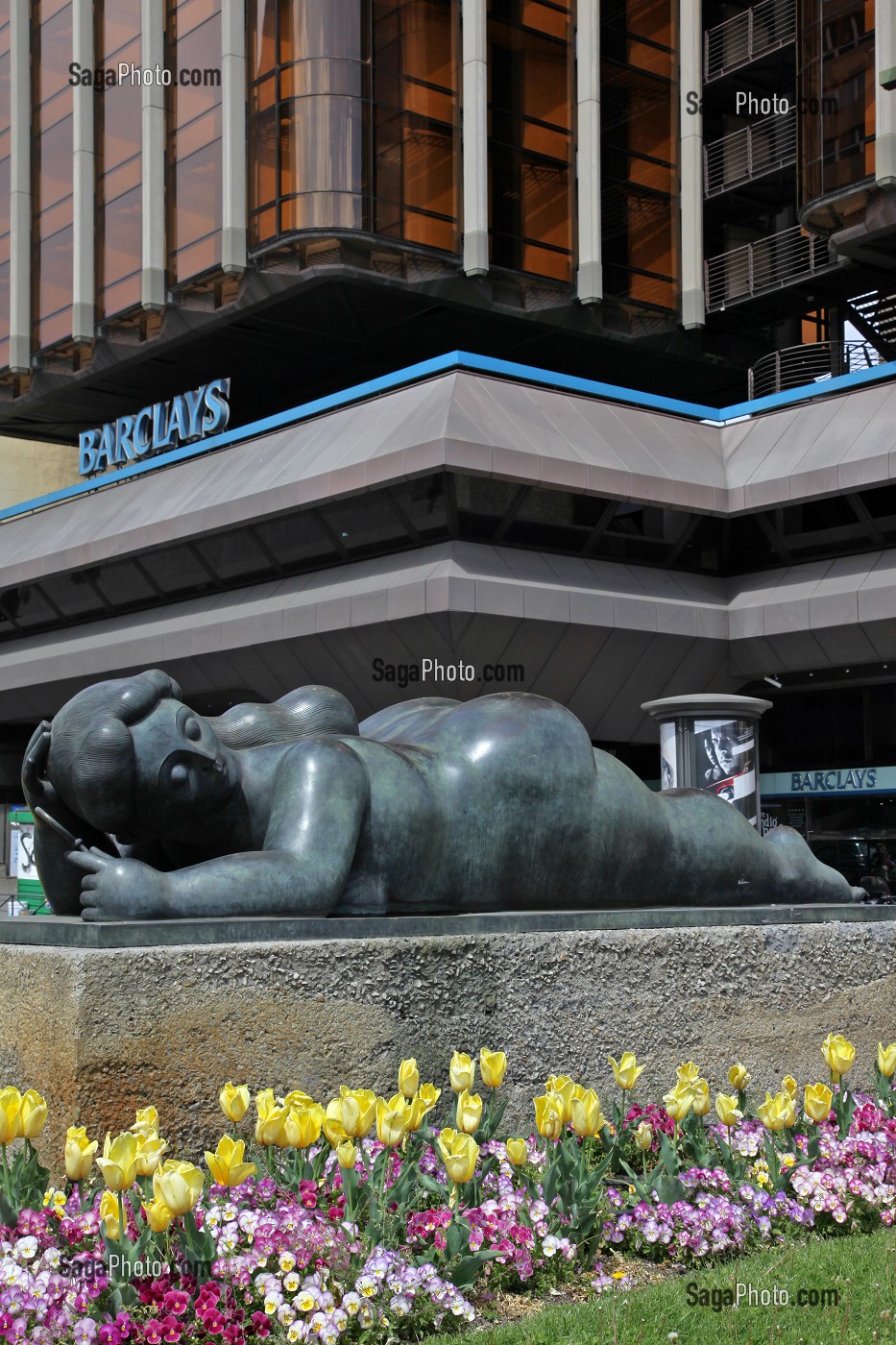 FEMME AU MIROIR, OEUVRE DE BOTERO DEVANT LES TOURS OU TORRES DE COLON SIEGE DE LA BANQUE BARCLAY, PLAZA DE COLON, MADRID, ESPAGNE 