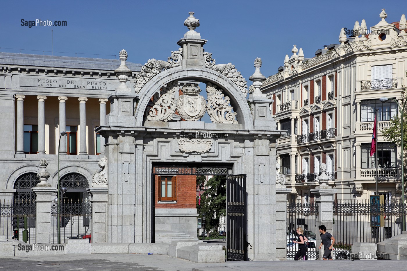 MUSEO DEL PRADO, CASON DEL BUEN RETIRO ET PORTAIL SCULPTE DE L'ENTREE DU PARQUE DEL BUEN RETIRO, MADRID, ESPAGNE 