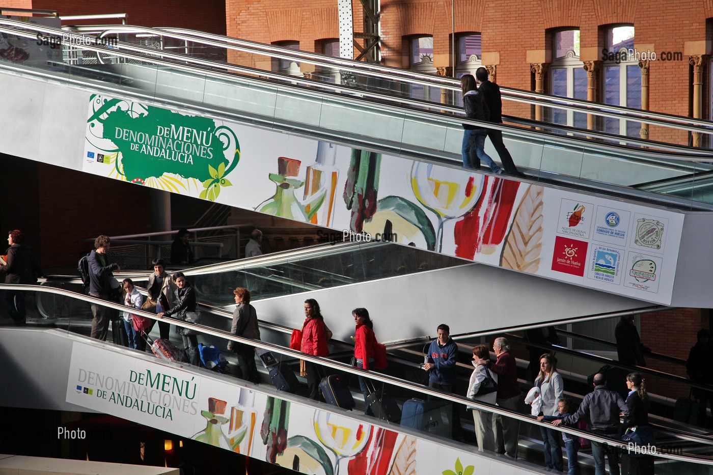 VOYAGEURS SUR LES ESCALATORS EN CORRESPONDANCE DE TRAIN, GARE D'ATOCHA, MADRID, ESPAGNE 
