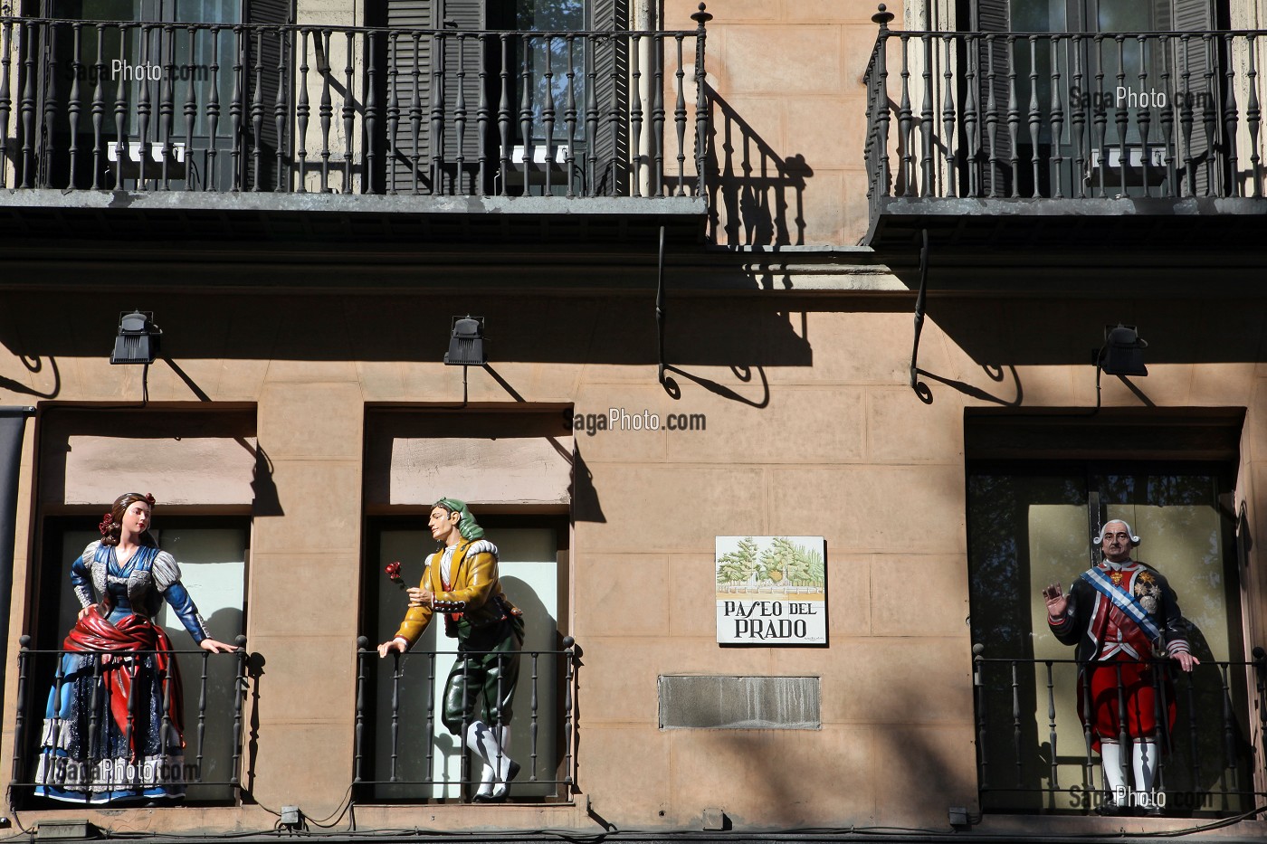 FACADE D'UN IMMEUBLE AVEC DES PERSONNAGES AU BALCON, PASEO DEL PRADO, MADRID, ESPAGNE 