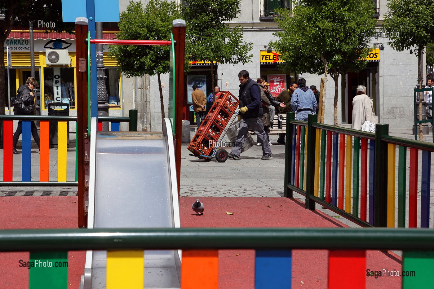 AMBIANCE DE RUE, PLAZA DE LAVAPIES, QUARTIER DE LAVAPIES, MADRID, ESPAGNE 