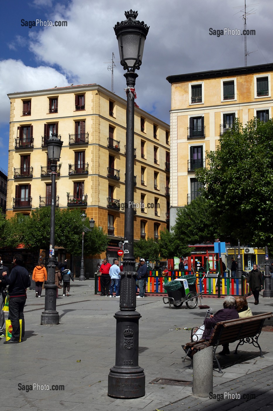 AMBIANCE DE RUE, PLAZA DE LAVAPIES, QUARTIER DE LAVAPIES, MADRID, ESPAGNE 