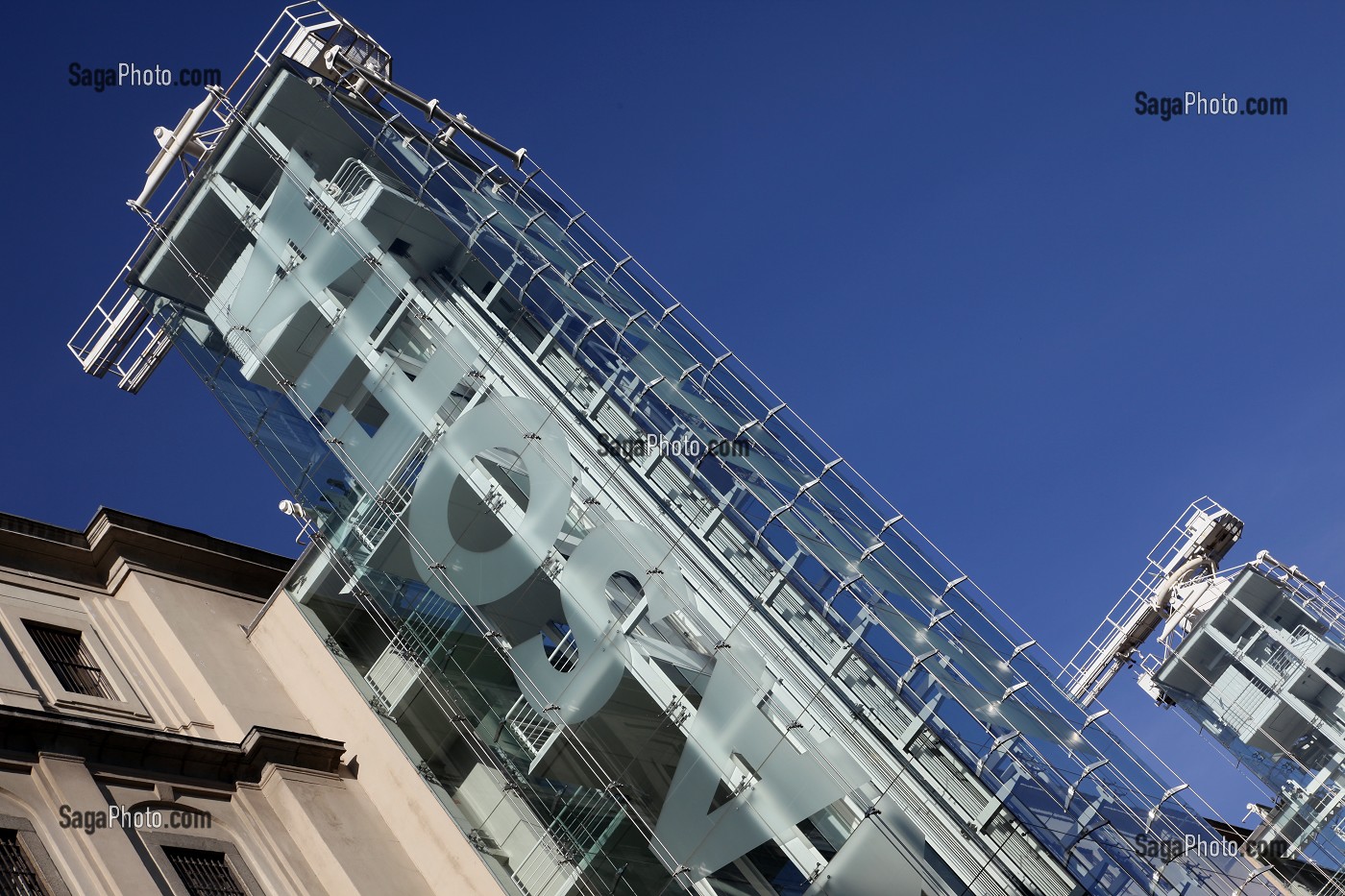 ASCENSEUR DE L'ENTREE PRINCIPAL DU MUSEO REINA SOFIA, CALLE SANTA ISABEL, QUARTIER ATOCHA, MADRID, ESPAGNE 