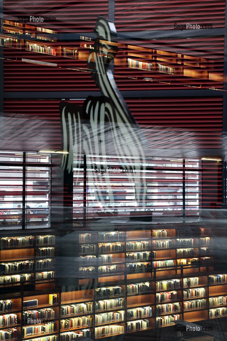 REFLET DE LA SCULPTURE D'ALBERTO SANCHEZ, EL PUEBLO ESPANOL TIENE UN CAMINO QUE CONDUCE A UNA ESTRELLA, COPIE DE 1989, DEVANT LA BIBLIOTHEQUE DU MUSEO REINA SOFIA, CALLE SANTA ISABEL, QUARTIER ATOCHA, MADRID, ESPAGNE 