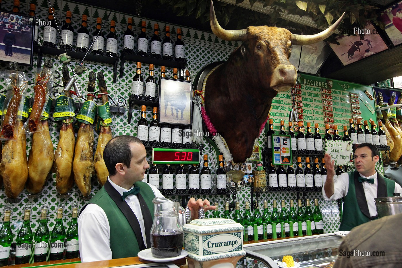 VINS ET TAPAS, SPECIALITES ESPAGNOLS AU CAFE RESTAURANT LA TORRE DES ORO, CAFE CONSACRE AUX ARTS ET PRATIQUES DE LA TAUROMACHIE, PLAZA MAYOR, MADRID, ESPAGNE 