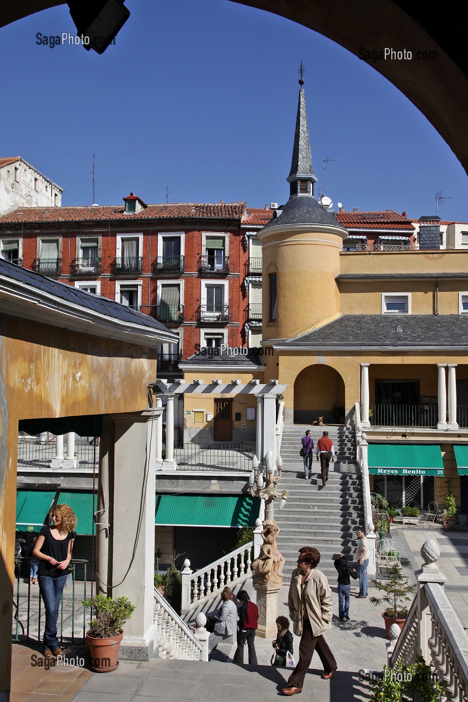 PATIO DES GALERIAS PIQUER (ANTIQUAIRES), CALLE RIBERA DE CURTIDORES, QUARTIER LATINA, MADRID, ESPAGNE 