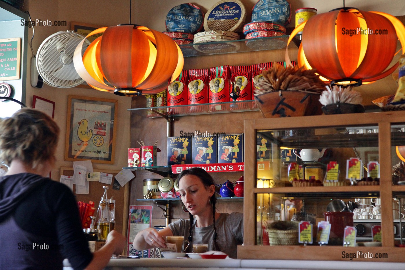 SERVEUSES DEVANT LE COMPTOIR DU CAFE LE DELIC, SPECIALITES DE PATISSERIES MAISON, PLAZA (PLACE) DE LA PAJA, MADRID, ESPAGNE 