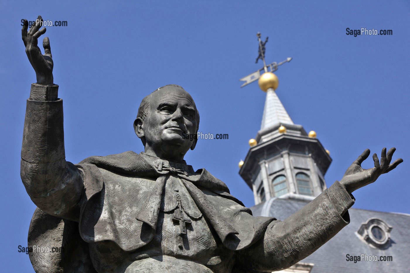 STATUE DU PAPE JEAN-PAUL II DEVANT LA CATHEDRALE DE LA ALMUDENA, MADRID, ESPAGNE 