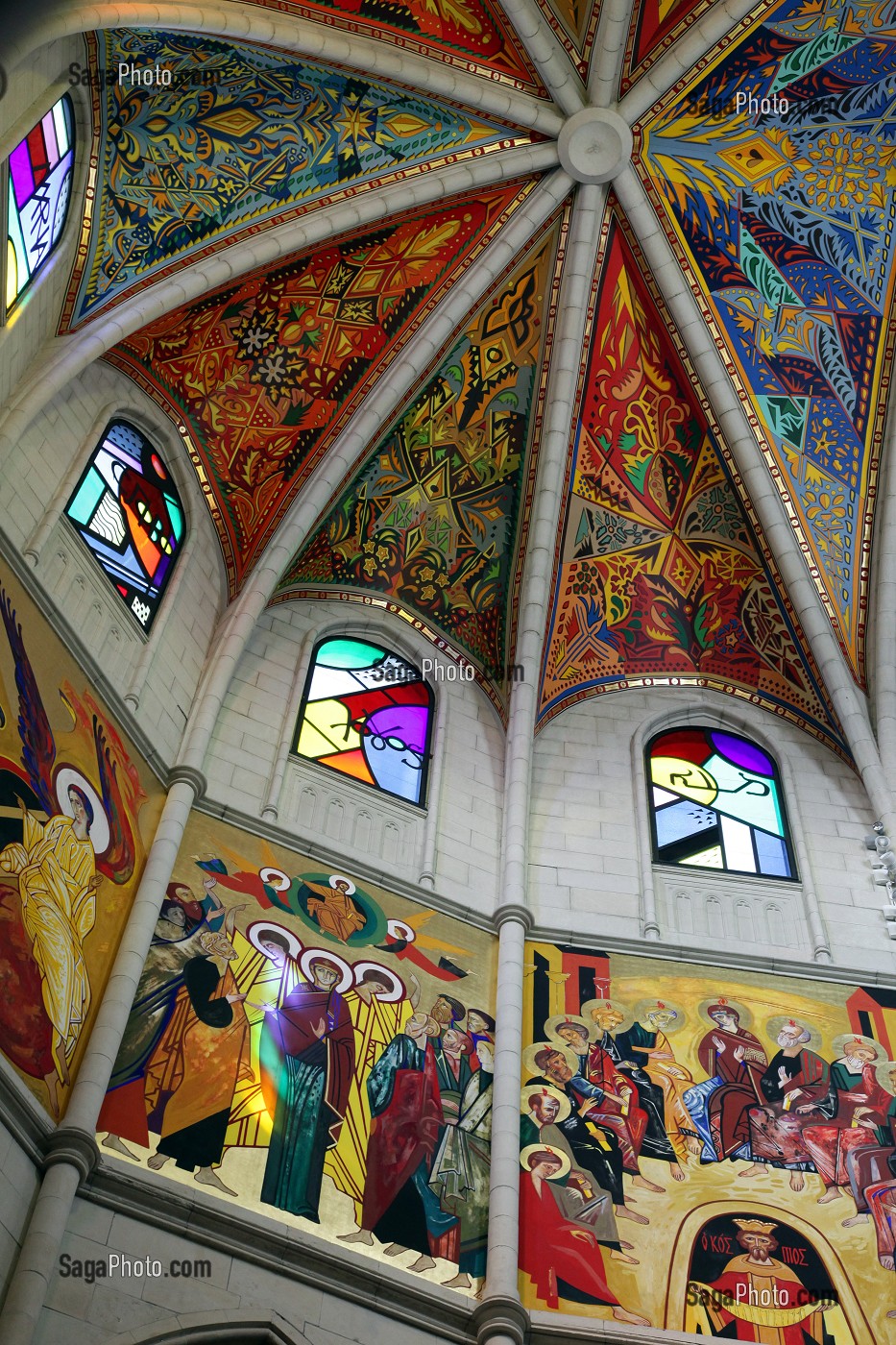 PEINTURE RELIGIEUSE ET PLAFOND NEOGOTHIQUE DE LA CATHEDRALE DE LA ALMUDENA CONSTRUITE A PARTIR DE 1883 PAR L'ARCHITECTE FRANCISCO DE CUBAS, MADRID, ESPAGNE 