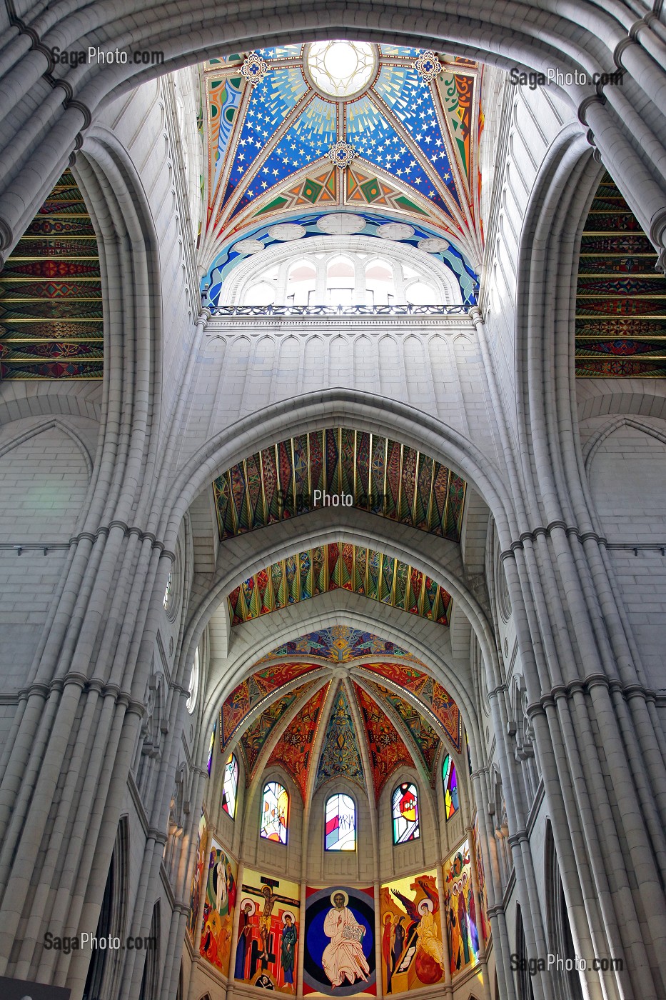 PEINTURE DU CHRIST DE LA BONNE MORT (CRISTO DE LA BUENA MUERTE) ET PLAFOND NEOGOTHIQUE DE LA CATHEDRALE DE LA ALMUDENA CONSTRUITE A PARTIR DE 1883 PAR L'ARCHITECTE FRANCISCO DE CUBAS, MADRID, ESPAGNE 