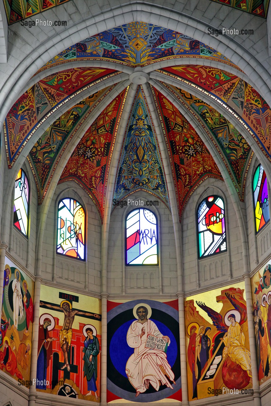 PEINTURE DU CHRIST DE LA BONNE MORT (CRISTO DE LA BUENA MUERTE) ET PLAFOND NEOGOTHIQUE DE LA CATHEDRALE DE LA ALMUDENA CONSTRUITE A PARTIR DE 1883 PAR L'ARCHITECTE FRANCISCO DE CUBAS, MADRID, ESPAGNE 