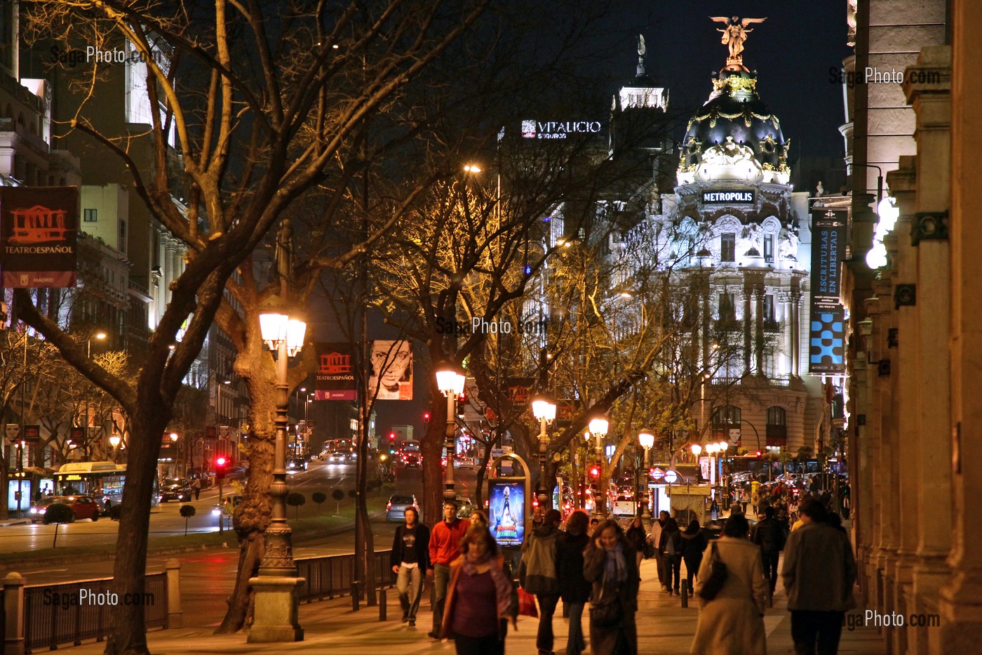 TROTTOIRS DE NUIT DANS LA CALLA ALCALA AVEC IMMEUBLE METROPOLIS SURMONTEE D'UNE STATUE EN BRONZE DU PHENIX, MADRID, ESPAGNE 