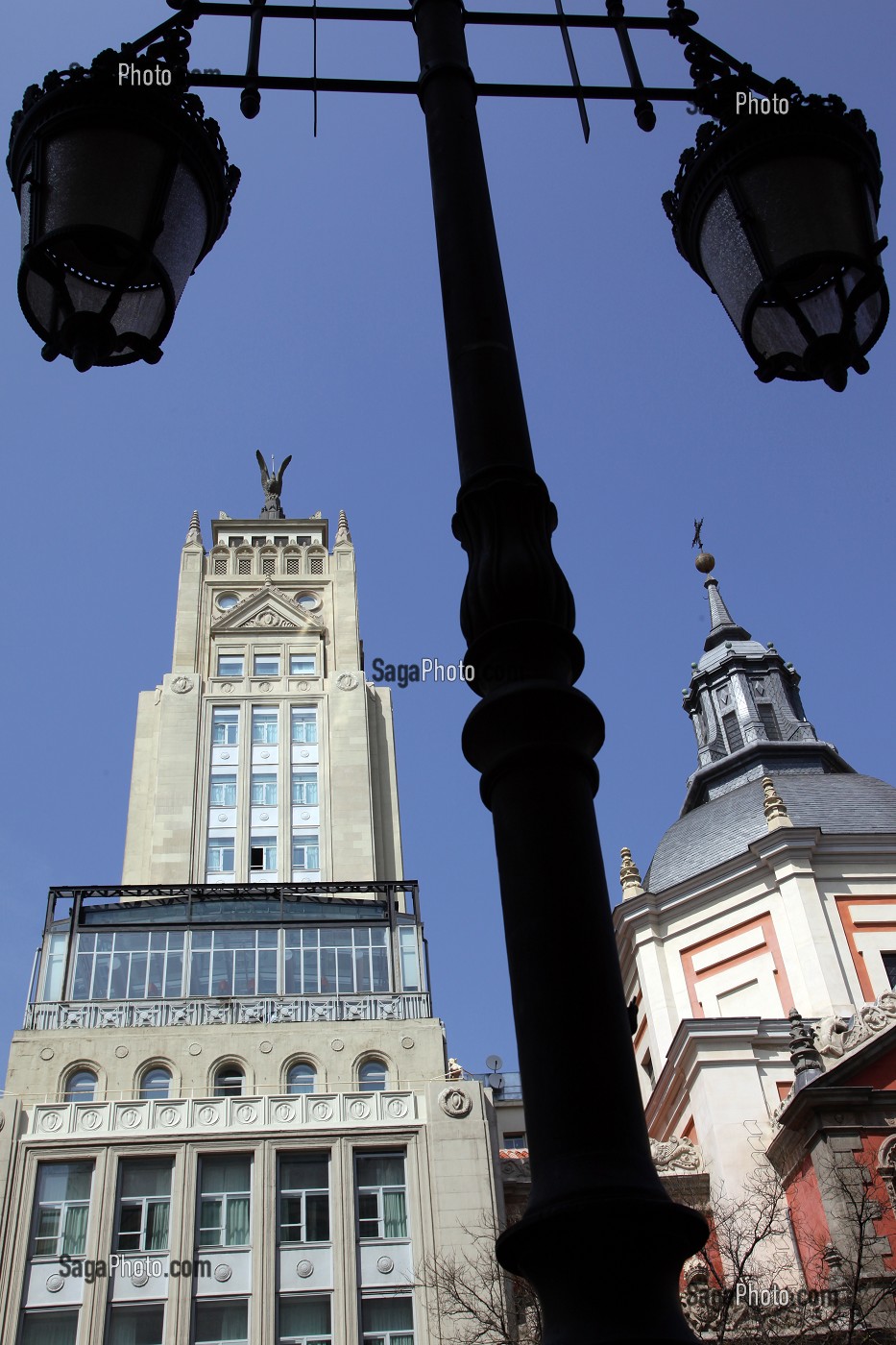 IMMEUBLE EDIFICIO DE LA UNION Y EL FENIX (PHENIX) DE 1828 ET EGLISE DE LAS CALATRAVAS (IGLESIA DE LA REAL CONCEPTION DE CALATRAVA) DE 1670, CALLE ALCALA, MADRID, ESPAGNE 