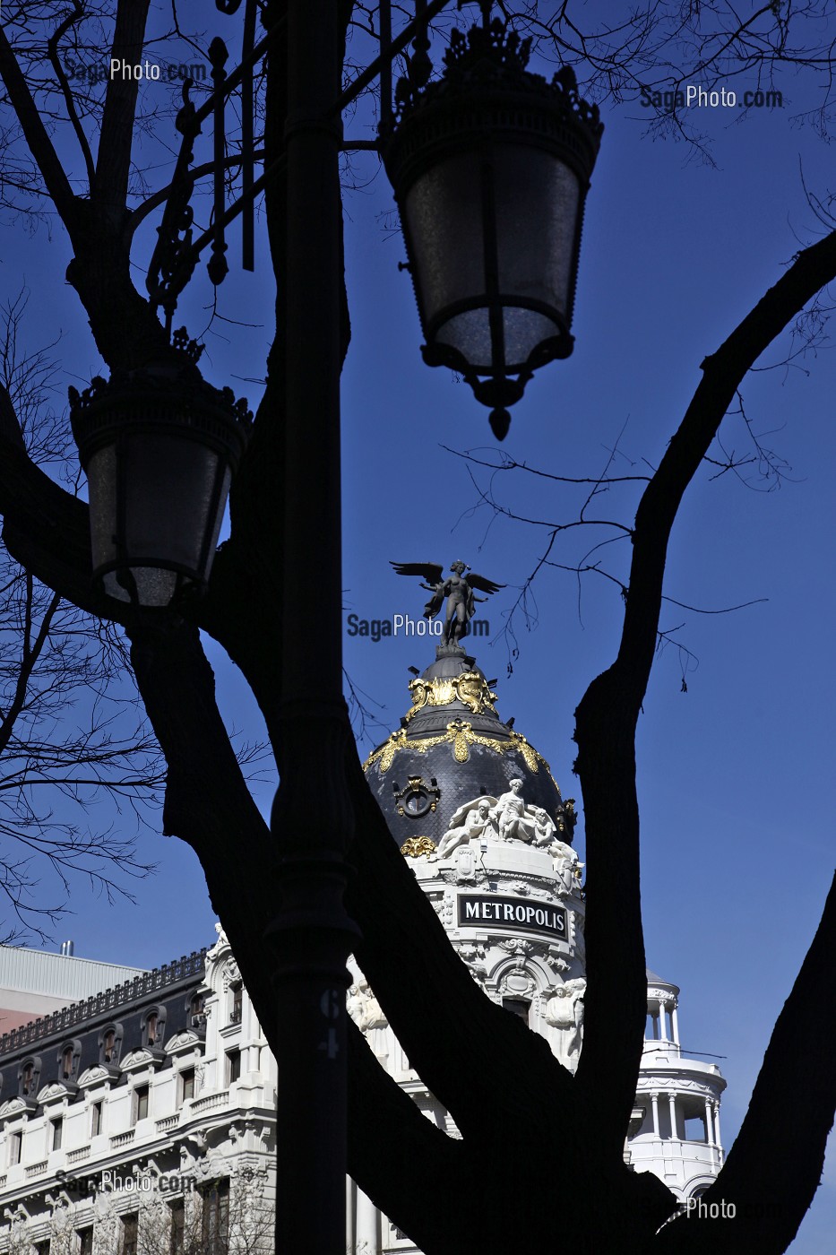 IMMEUBLE METROPOLIS DU DEBUT DU SIECLE SURMONTEE D'UNE STATUE EN BRONZE DU PHENIX, ANGLE DES RUES CALLE ALCALA ET GRAN VIA, MADRID, ESPAGNE 