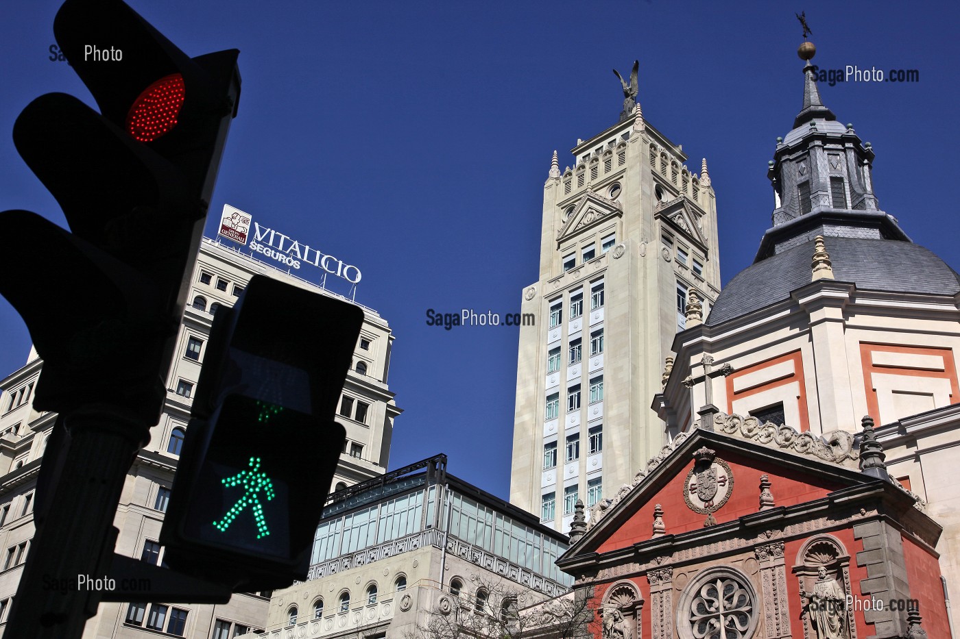 FEU ROUGE ET PASSAGE PIETON DEVANT L'IMMEUBLE EDIFICIO DE LA UNION Y EL FENIX (PHENIX) DE 1828 ET EGLISE DE LAS CALATRAVAS (IGLESIA DE LA REAL CONCEPTION DE CALATRAVA) DE 1670, CALLE ALCALA, MADRID, ESPAGNE 